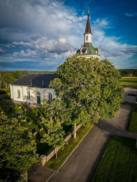 Vista panorâmica de uma igreja sueca na estação de verão