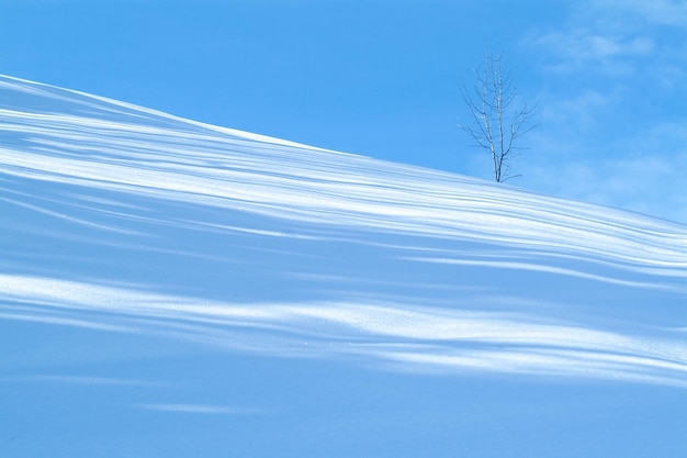 Vista panorâmica de uma montanha coberta de neve contra o céu