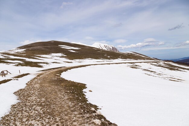 Foto vista panorâmica de uma montanha coberta de neve contra o céu