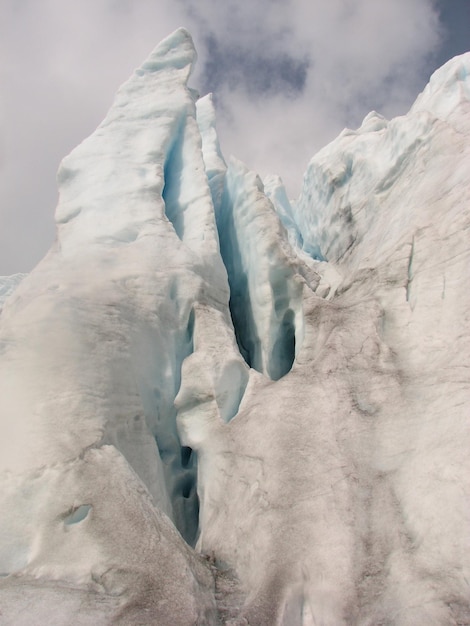 Foto vista panorâmica de uma montanha coberta de neve