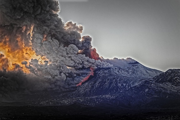 Foto vista panorâmica de uma montanha vulcânica contra o céu