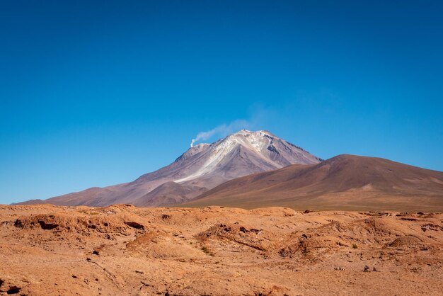 Vista panorâmica de uma paisagem árida contra um céu azul claro