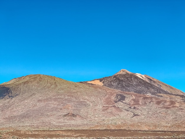 Foto vista panorâmica de uma paisagem árida contra um céu azul claro