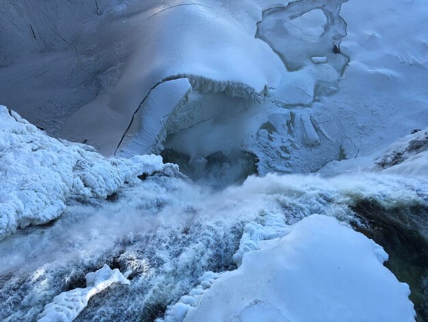 Foto vista panorâmica de uma paisagem coberta de neve