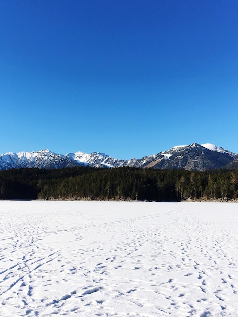 Foto vista panorâmica de uma paisagem congelada contra um céu azul claro