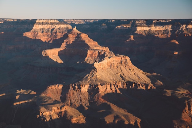 Vista panorâmica de uma paisagem erodida contra um céu claro