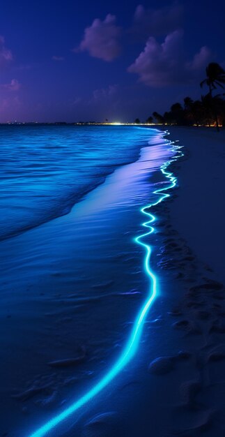 Vista panorâmica de uma praia à noite com um ai gerador de brilho azul