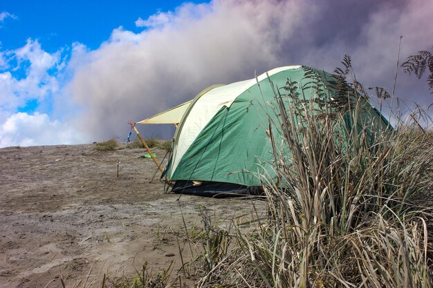 Vista panorâmica de uma tenda no campo contra o céu na montanha bromo tengger semeru