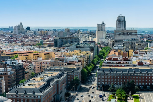 Foto vista panorâmica de uma visão de drone da cidade de madrid na área de moncloa e plaza españa