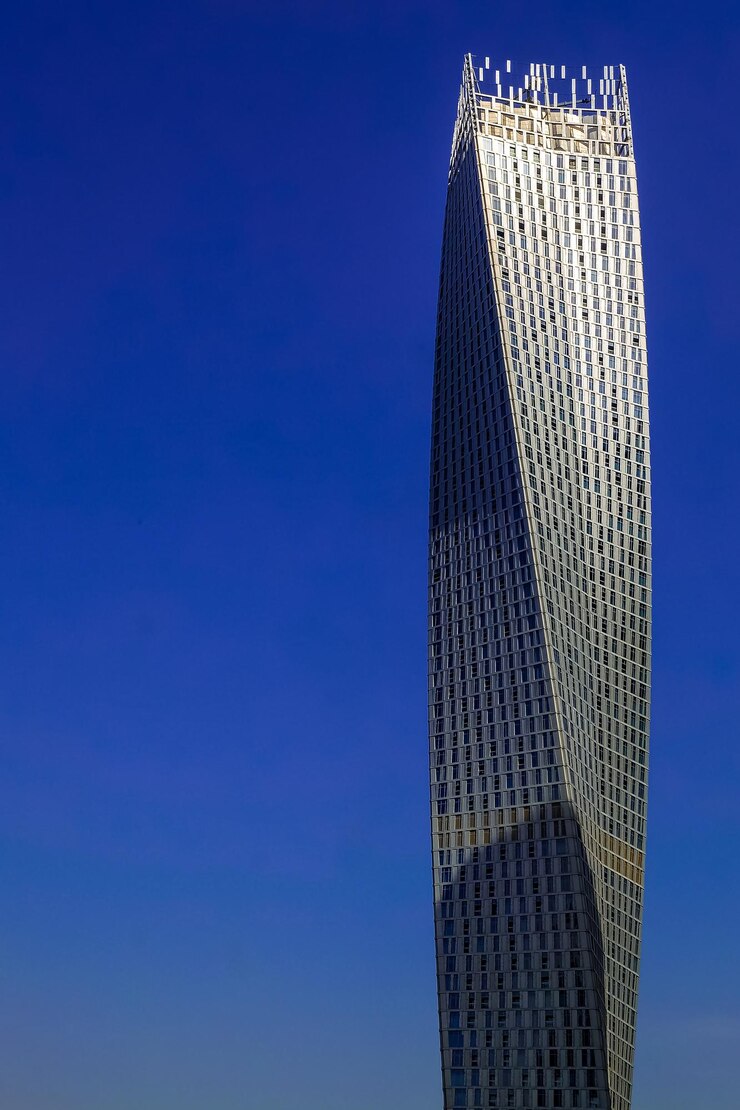 Vista panorâmica de vários arranha-céus, incluindo Cayan Tower em Dubai Marina