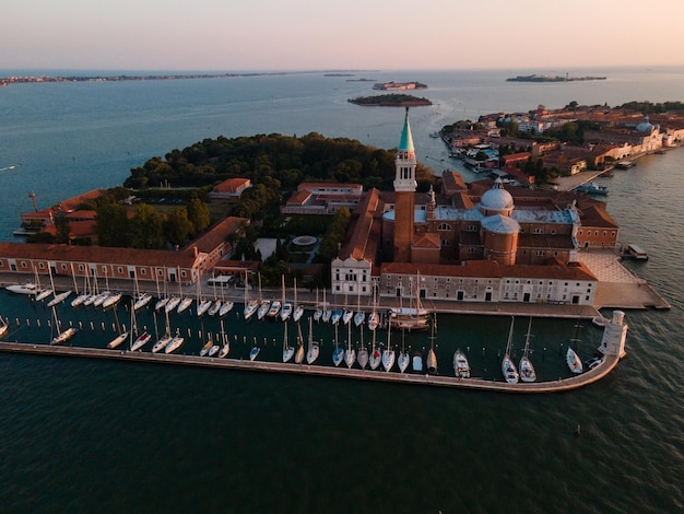 Vista panorâmica de Veneza ao pôr do sol. Direção do turismo para o norte da Itália. Cidade romântica Veneza