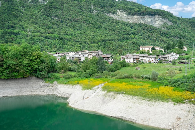 Vista panorâmica de verão de Arsie e Lake Corlo em destinos de viagem na Itália