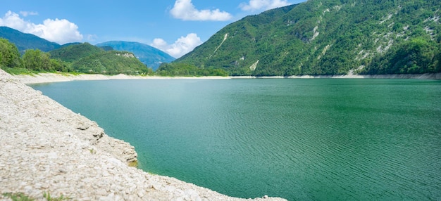 Vista panorâmica de verão no lago de montanha Corlo, na Itália, cercada pelos Alpes