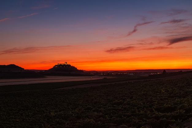 Vista panorâmica de vinhas e campos de cultivo ao anoitecer na Ribera del Duero, na Espanha