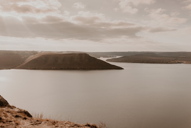 Vista panorâmica desde a falésia até ao grande lago do mar ao longe silhuetas das ilhas