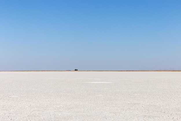 Foto vista panorámica del desierto contra un cielo azul claro