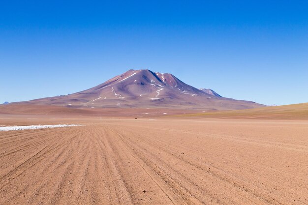 Foto vista panorámica del desierto contra un cielo azul claro