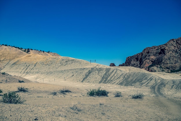 Vista panorámica del desierto contra un cielo azul claro