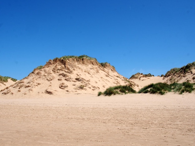 Foto vista panorámica del desierto contra un cielo azul claro