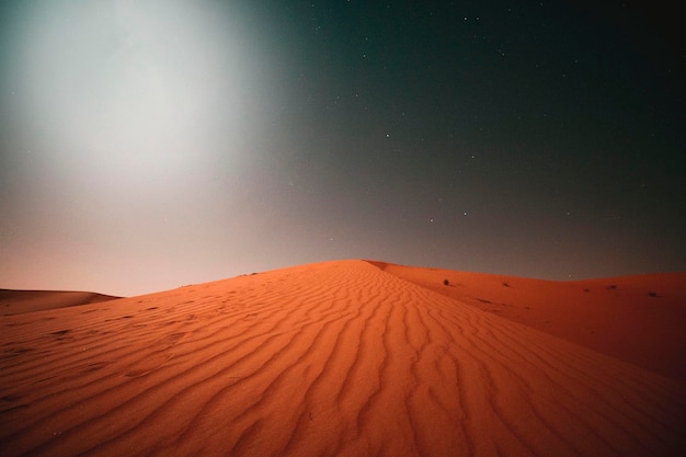 Vista panorámica del desierto contra el cielo nocturno