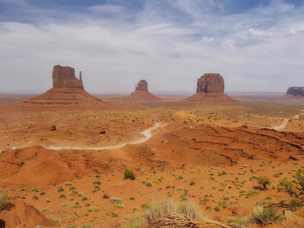 Foto vista panorámica del desierto contra el cielo nublado