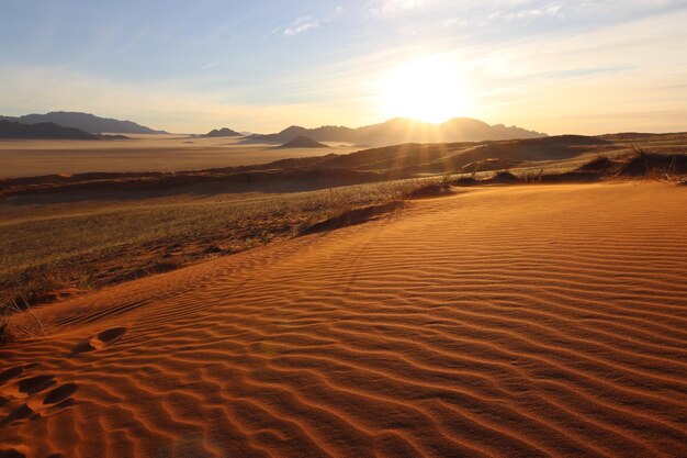 Foto vista panorámica del desierto contra el cielo durante la puesta de sol