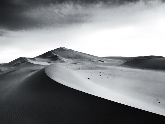 Vista panorámica del desierto contra el cielo