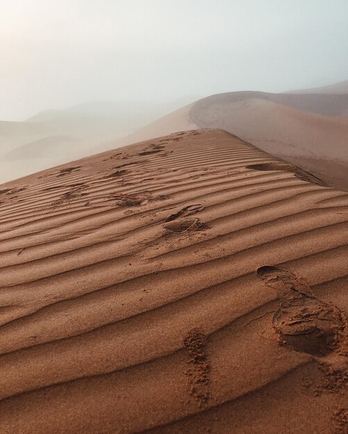 Vista panorámica del desierto contra el cielo