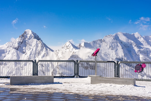 Vista panorâmica deslumbrante dos Alpes suíços do topo da montanha Schilthorn, na região de Jungfrau, no país