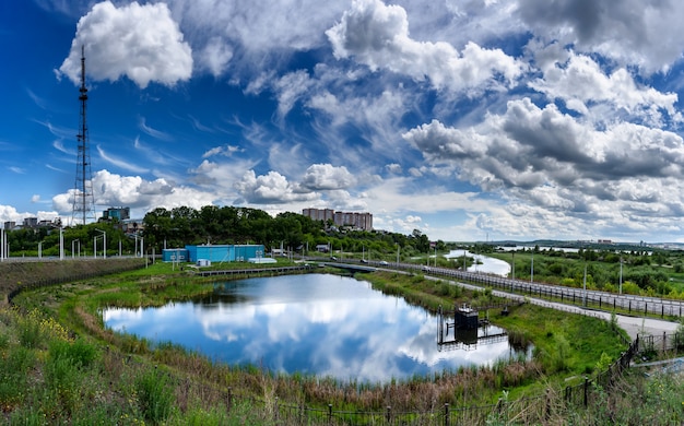 Vista panorámica en un día soleado de verano con hermosas nubes