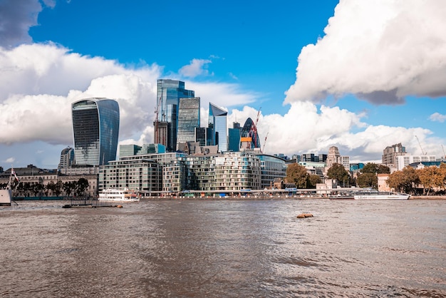 Vista panorámica del distrito financiero de Londres con muchos rascacielos en el centro de Londres.