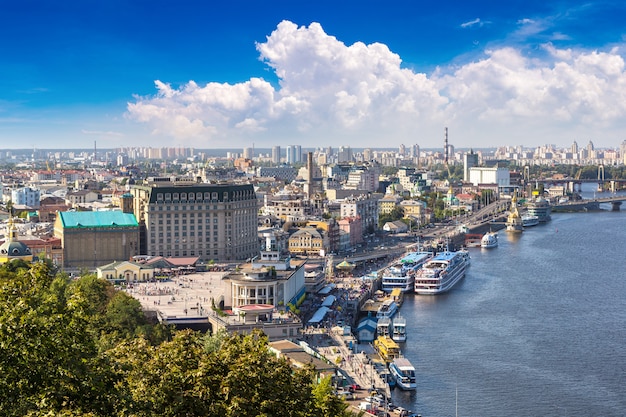 Vista panorámica del distrito Podol en Kiev, Ucrania