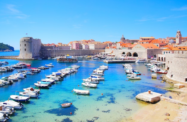 Vista panorâmica do antigo porto de Dubrovnik, Croácia