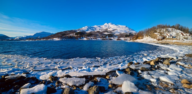 Vista panorâmica do belo lago de inverno com montanhas nevadas nas Ilhas Lofoten, no norte da Noruega