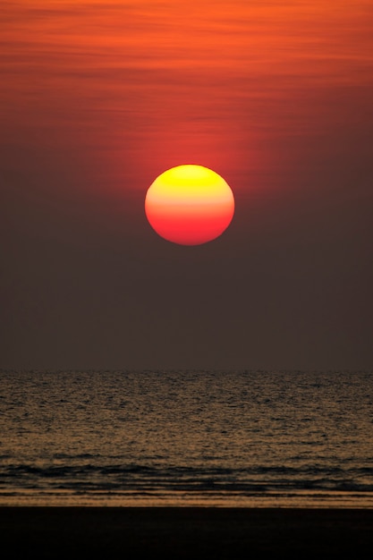 Vista panorâmica do belo pôr do sol no mar.