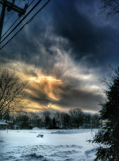 Foto vista panorâmica do campo coberto de neve contra o céu nublado