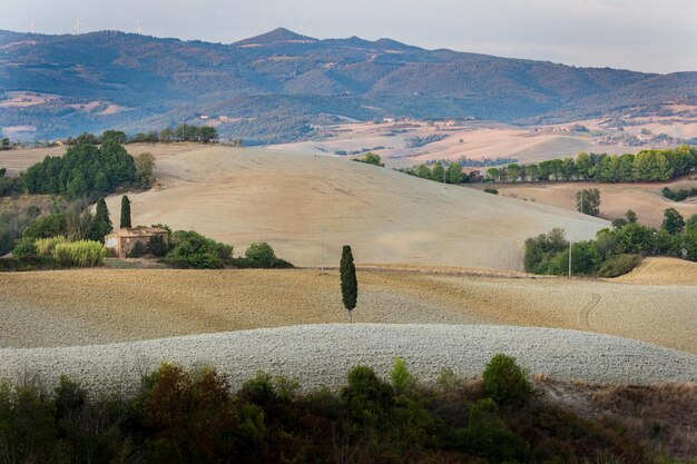 Vista panorâmica do campo contra as montanhas