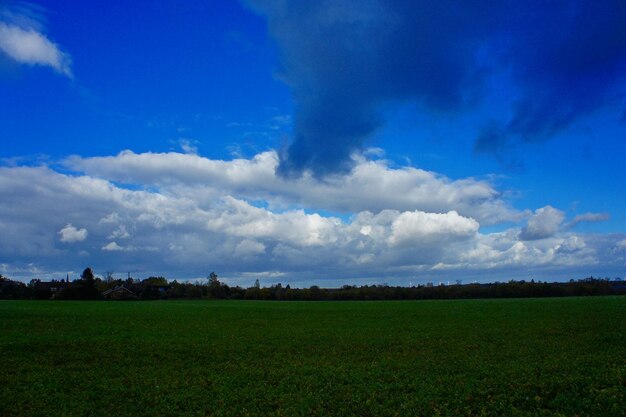 Vista panorâmica do campo contra o céu azul