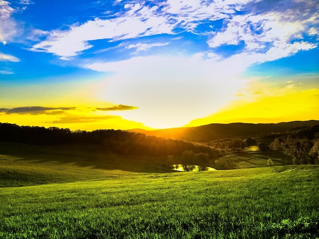 Foto vista panorâmica do campo contra o céu dramático