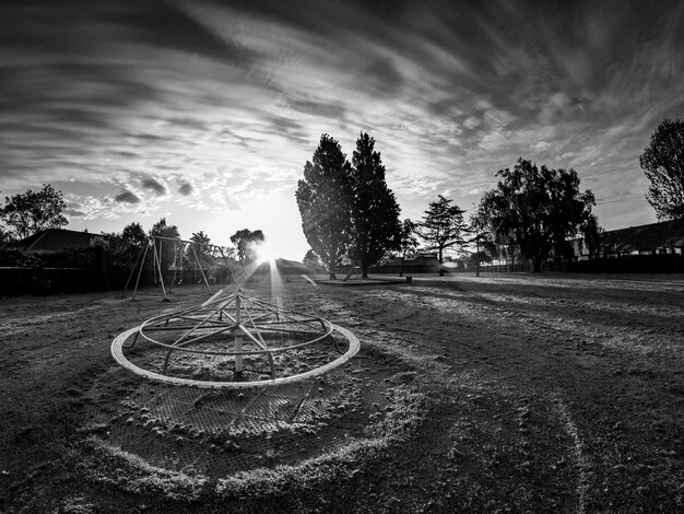 Foto vista panorâmica do campo contra o céu durante o pôr do sol