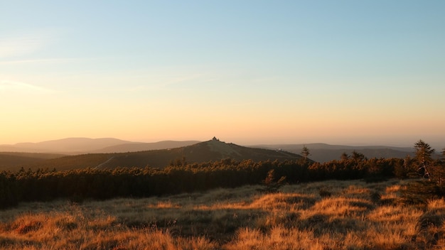 Foto vista panorâmica do campo contra o céu durante o pôr-do-sol