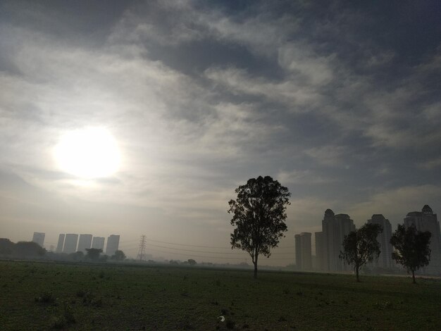 Foto vista panorâmica do campo contra o céu durante o pôr-do-sol