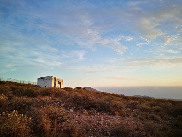 Foto vista panorâmica do campo contra o céu durante o pôr do sol