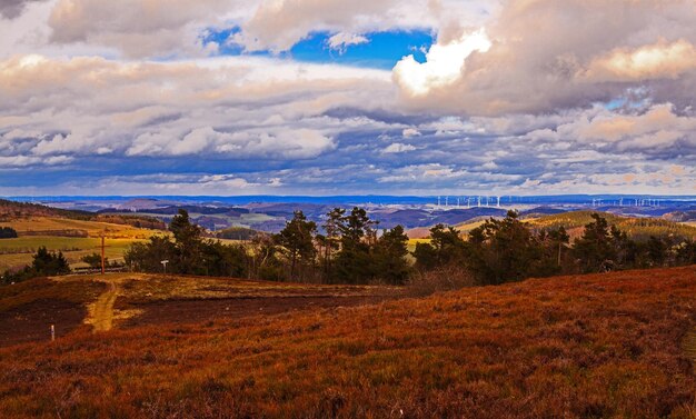 Foto vista panorâmica do campo contra o céu durante o pôr-do-sol