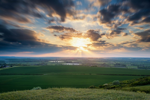 Vista panorâmica do campo contra o céu nublado