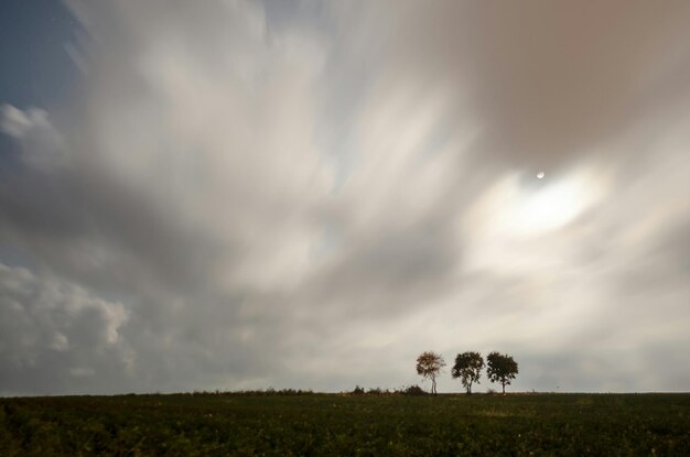 Foto vista panorâmica do campo contra o céu nublado