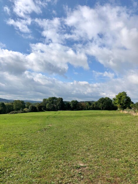 Vista panorâmica do campo contra o céu