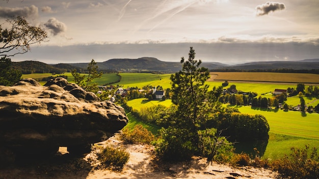 Vista panorâmica do campo contra o céu