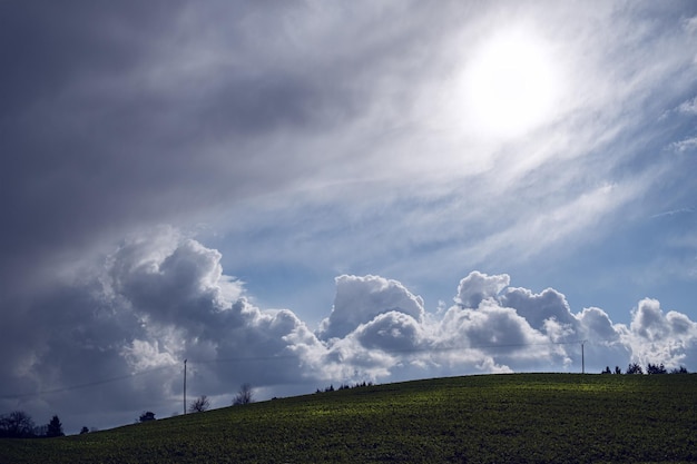 Vista panorâmica do campo contra o céu