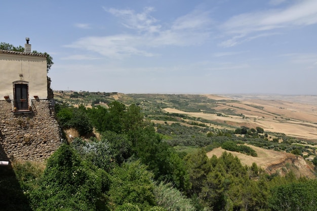Vista panorâmica do campo da aldeia de Irsina, na Basilicata, Itália